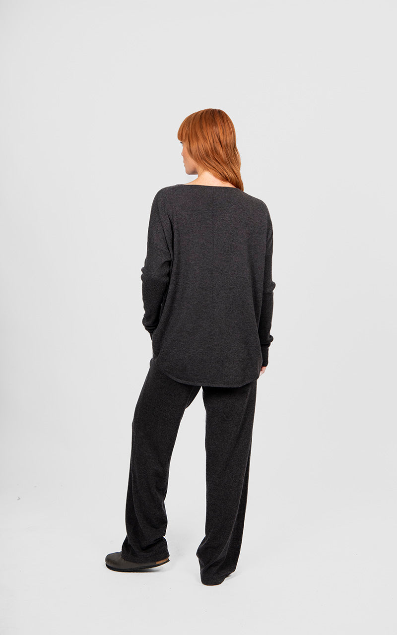 Queen Crew Neck Curved Hem Pullover (BL6659)